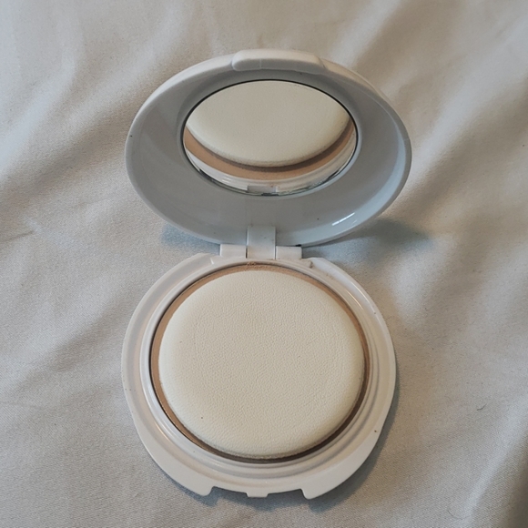 Powder foundation - Picture 3 of 3